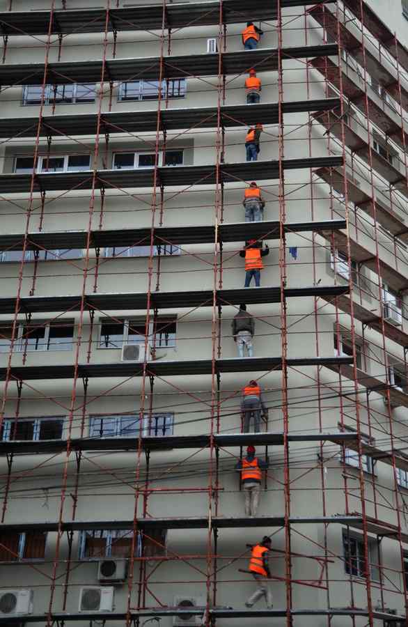 Daţi din mână în mână, până în fund, la taxatoare!