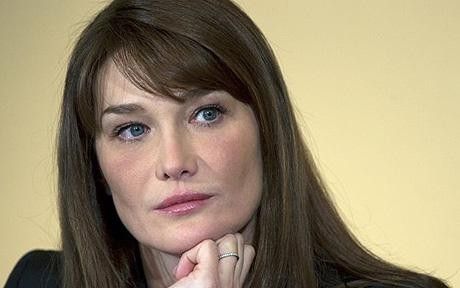 Carla Bruni, criticată că-şi petrece vacanţa în Maroc