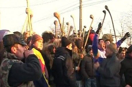 Tradiţia face din nou victime: patru răniţi după bătaia de la Ruginoasa