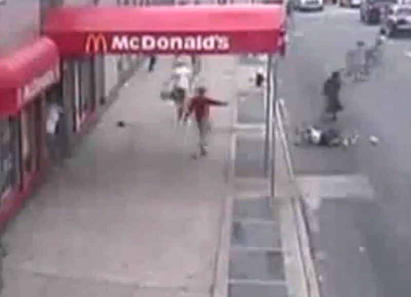 In Brooklyn clientii McDonald’s  trag cu arma daca nu le place meniul