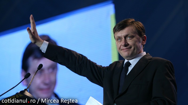 Antonescu le-a spus studenţilor liberali că Boc e „analfabet politic” şi le-a cerut să înveţe carte