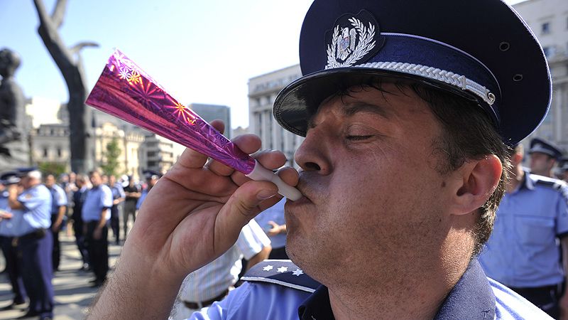 Sute de polițiști au ieșit în stradă să protesteze față de reducerea salariilor