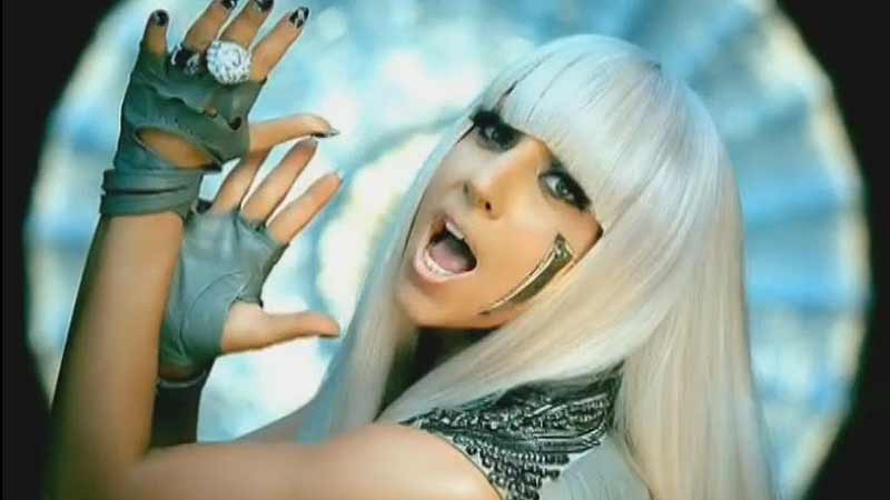 Lady Gaga a căzut în faţa fotografilor