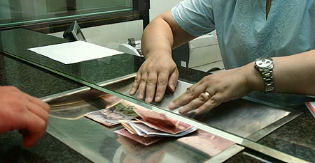 Leul se apreciază timid. Curs BNR: 4,3537 lei/euro