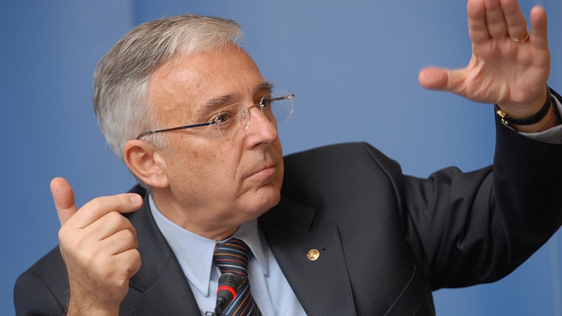 Discuţii secrete între Isărescu şi bancheri la BNR