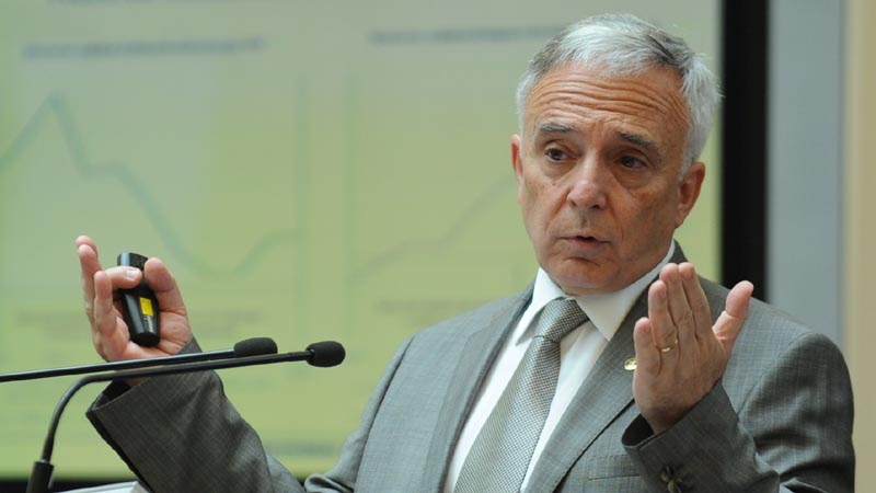 Realitatea este cinică, banii nu pică din cer