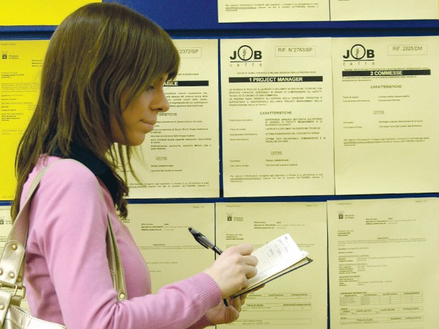 Românii aşteaptă să treacă criza pentru a-şi schimba locul de muncă