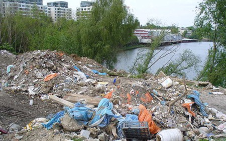 Doi bărbaţi au aruncat peste două tone de deşeuri periculoase la Glina