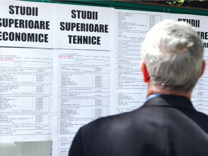 Peste 126.000 de români îşi caută job de peste un an