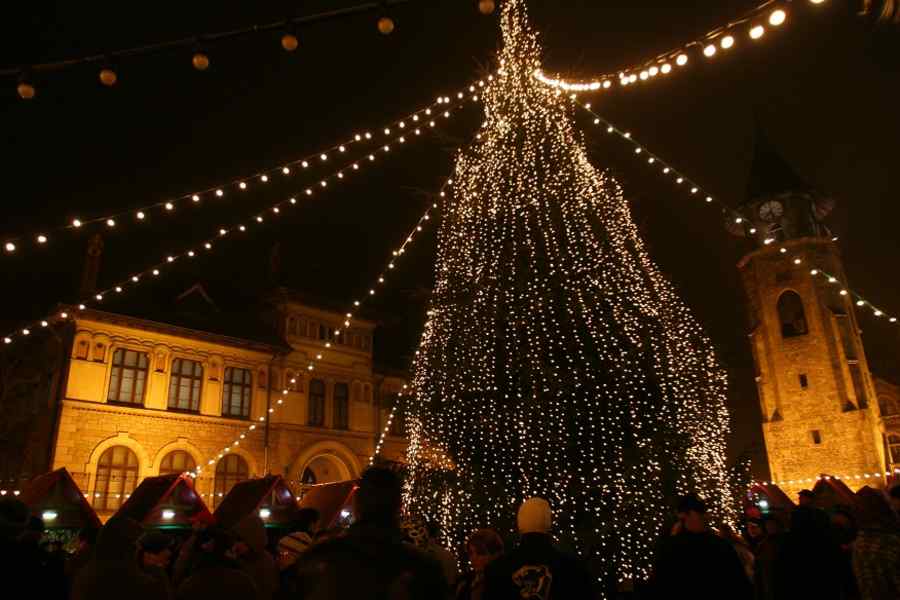 Angajaţii Primăriei Miercurea Ciuc lucrează peste program să recondiţioneze ornamentele de sărbători