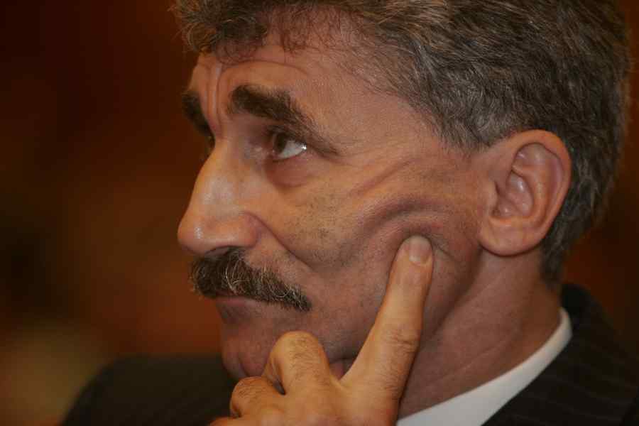 Ioan Oltean îi trage de urechi pe cei care îndrăznesc să-l critice pe Boc