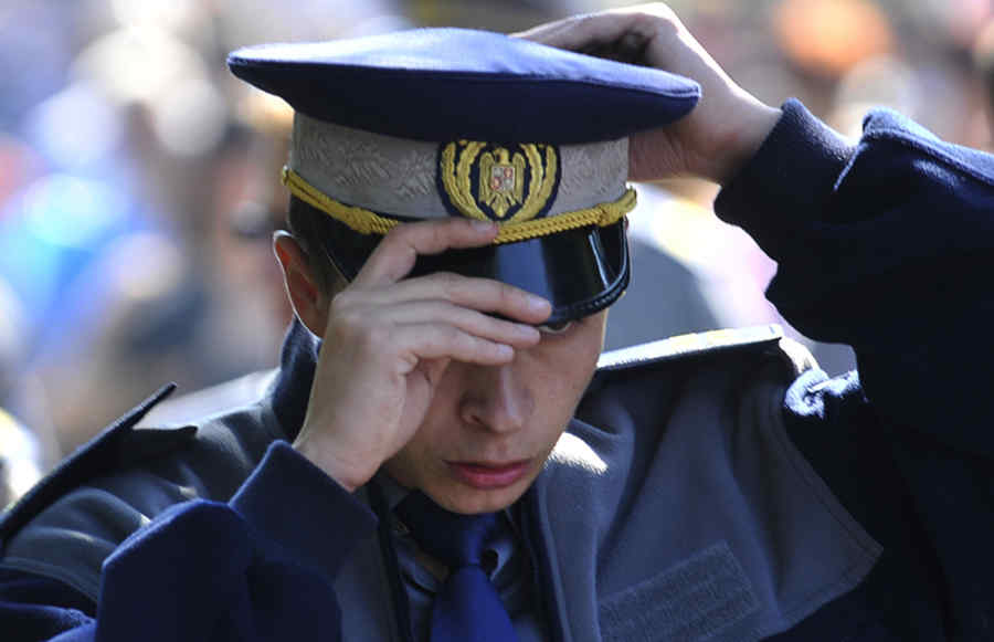 Zeci de agenţi din Capitală, acuzați de corupţie, tortură, complicitate la prostituţie