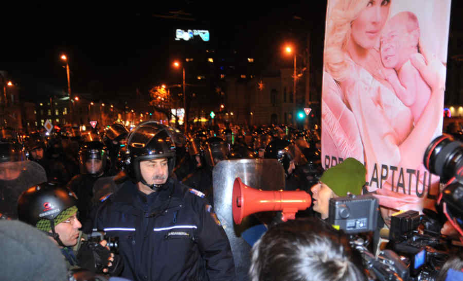 Băsescu laudă Puterea iar demonstranţii strigă „Demisia!”