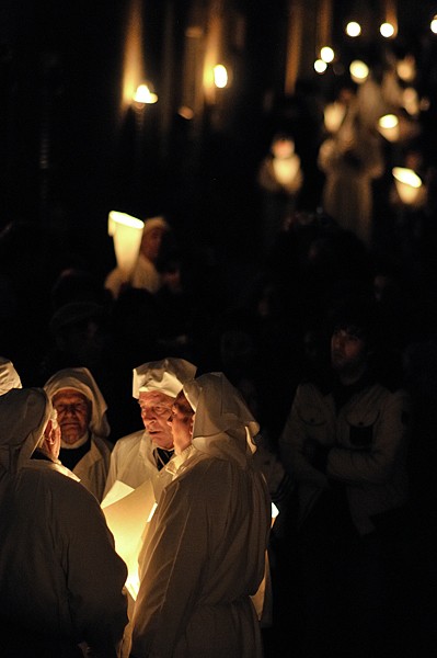 Între lumânări şi mistere, pasiune şi credinţă