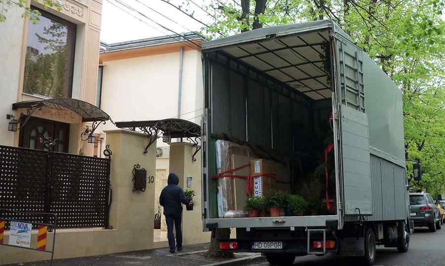 Sorin Blejnar cară mobilă de lux cu camioanele şi vorbeşte de o leafă mică