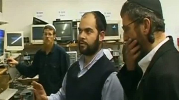 Ochelari ce blurează vederea pentru ca evreii ultraortodocşi să nu se mai uite după femei