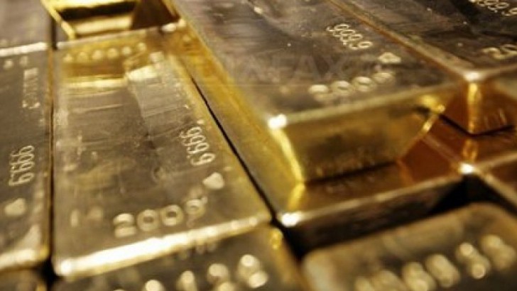 Aurul se apropie de 1.800 dolari, iar deţinerile investitorilor pe burse ating un nou record