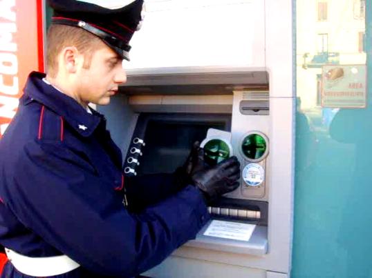 „Furculiţa hoaţă” – noua metodă de furt din bancomate cu care românii au speriat Italia