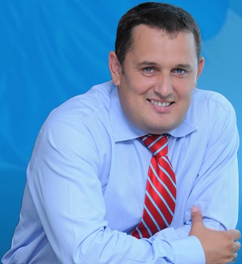 Avocatul Piperea şi-a lansat candidatura sprijinit de către Ilie Năstase