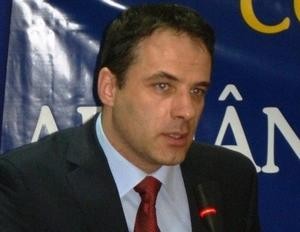 Va reuşi ambasadorul României în Albania (!?) să închidă astăzi o expoziţie cu iniţiativă privată?