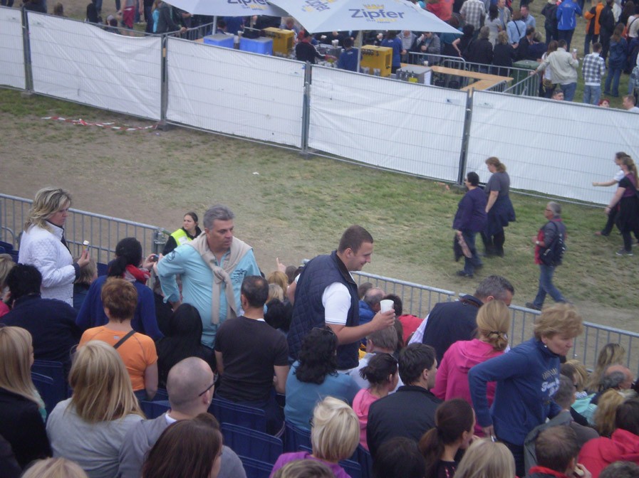 Valeriu Zgonea, la un concert rock în timpul unei vizite oficiale la Viena