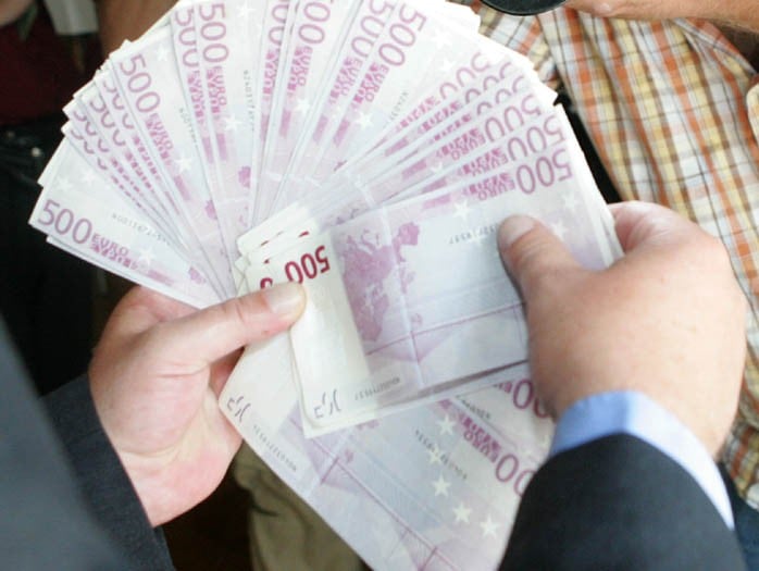 Cum să furi sute de mii de euro de sub nasul procurorilor