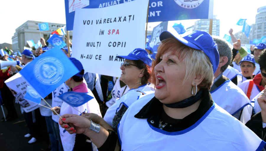 Miting de amploare al cadrelor didactice: „Murim noi, muriţi şi voi”