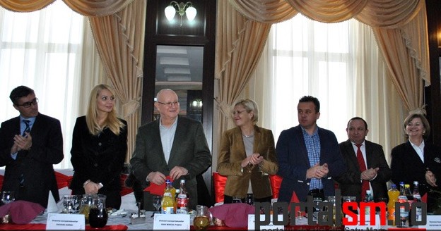 Paranghelie pesedistă în onoarea soţiei premierului şi a pupilei ex-preşedintelui Iliescu