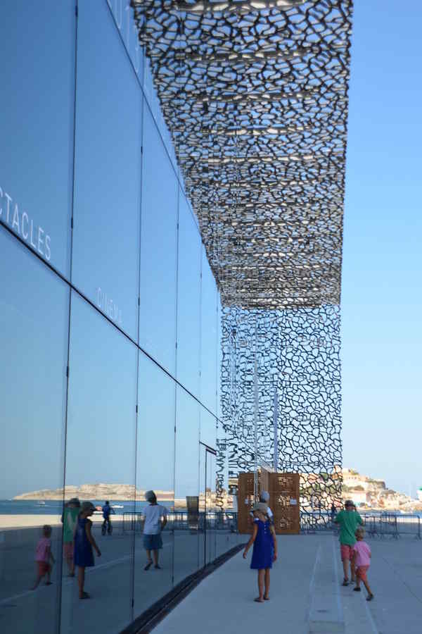 Constructorul raţionalităţii lirice