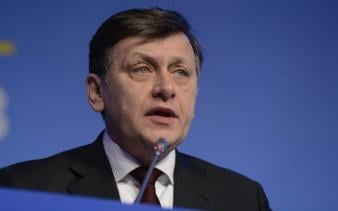 Antonescu: Ponta e obişnuit să nu fie deranjat de moderatorii tocmiţi ca să-i ridice osanale