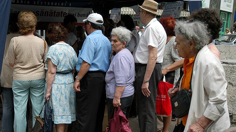 Sute de pensionarii din Oradea stau la cozi pentru a primi haine la mâna a doua