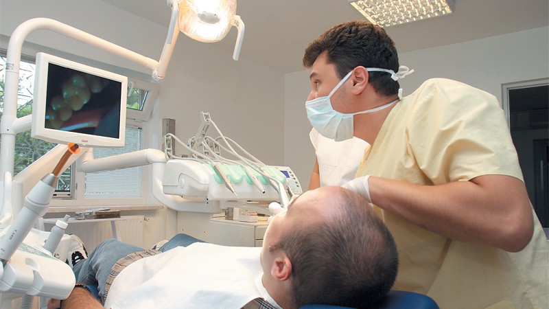 Anomaliile legii unice de salarizare: Un medic dentist câştigă cât un şofer