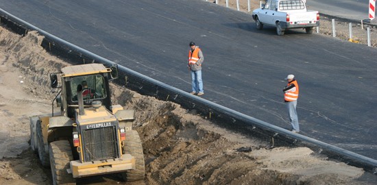 Zeci de persoane au blocat luni drumul european E85 în Vrancea