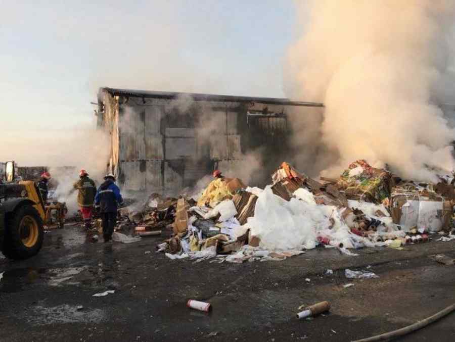 Incendiu la o hală de hârtie și plastic din Codlea