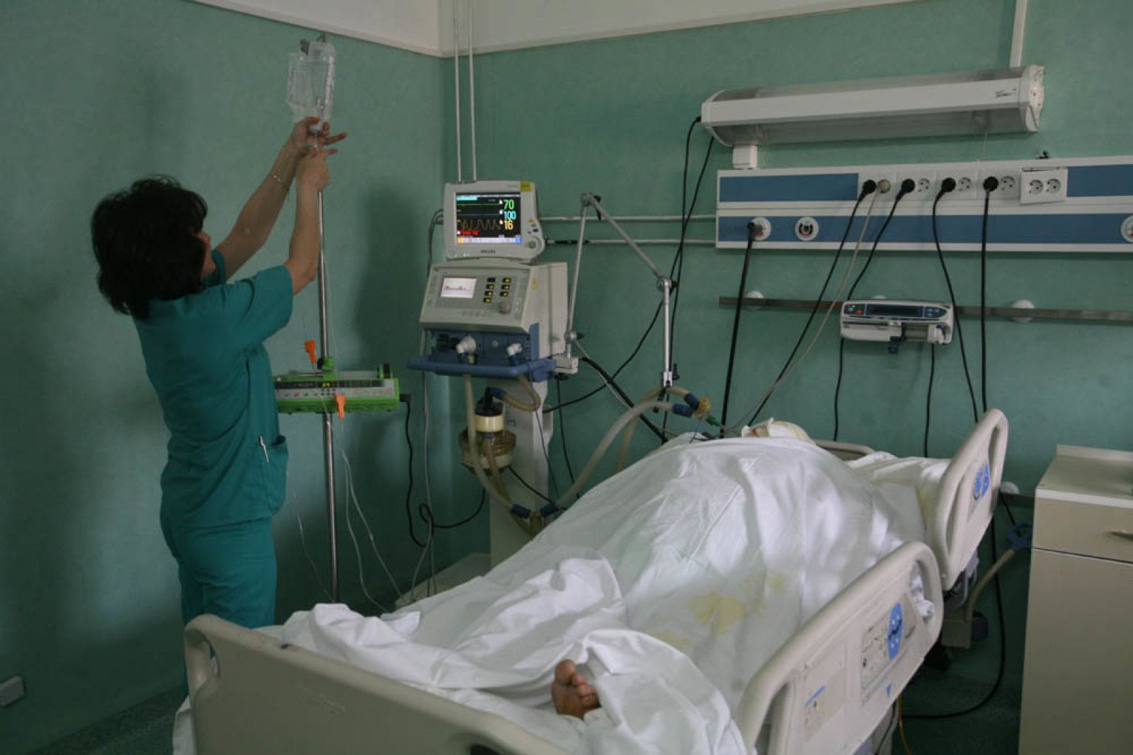 Oamenii mor în spitale, miniștrii dau banii Sănătății înapoi