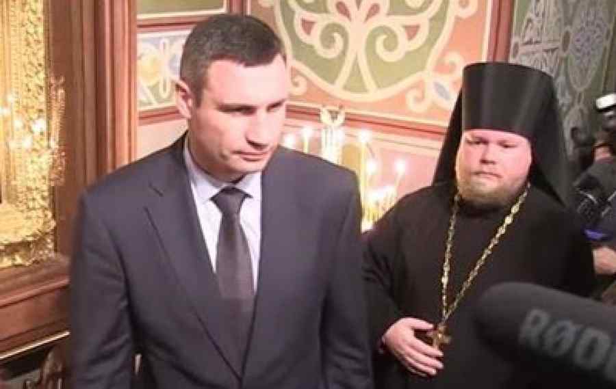 Primarul din Kiev s-a lovit cu capul de icoană (Video)