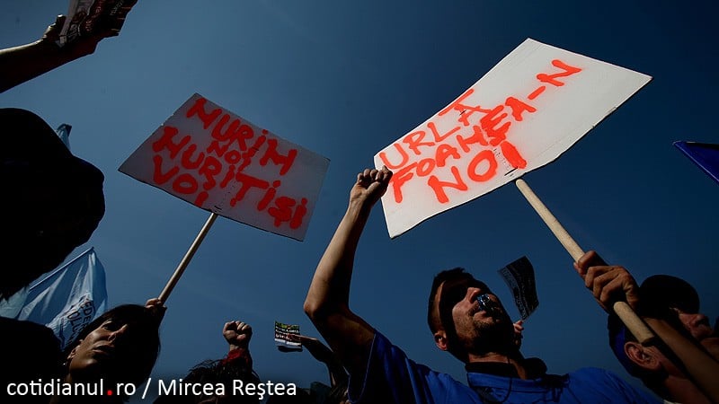 „Dansul pinguinului” printre sindicaliştii din Piaţa Victoriei