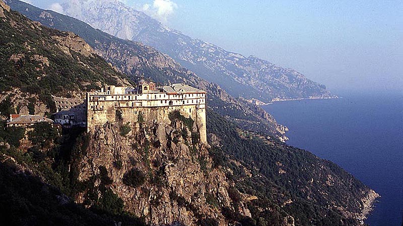 Sutanele preoţilor greci aşteaptă împrumutul de la UE şi FMI