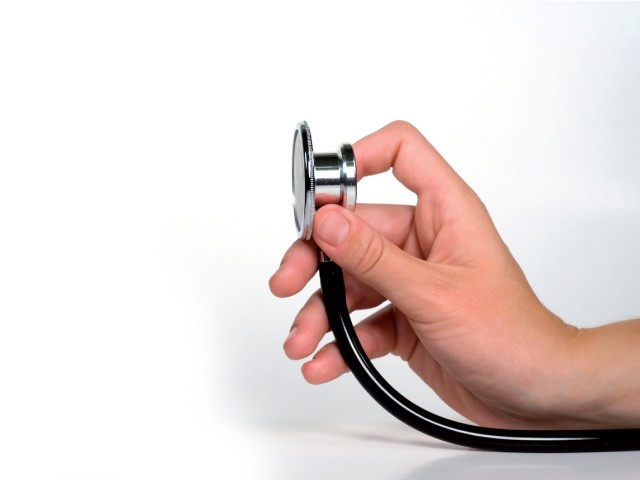 Tatăl copilului: Mi-au cerut bani ca să îl trateze