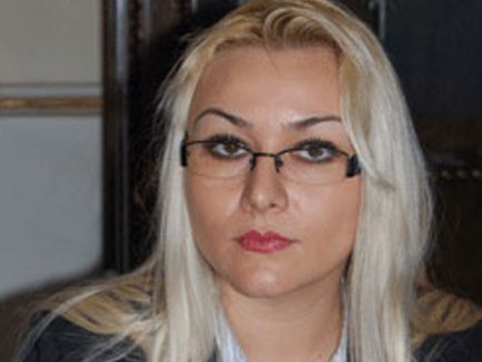 O blondă păzeşte morţii, memoria lor, spitalele şi alte instituţii publice