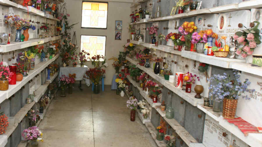 300 de urne cu cenuşă umană, pe fundul unui lac (Video)