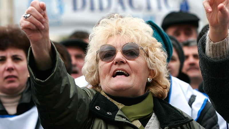 Sindicatele din educaţie ameninţă cu blocarea anului şcolar