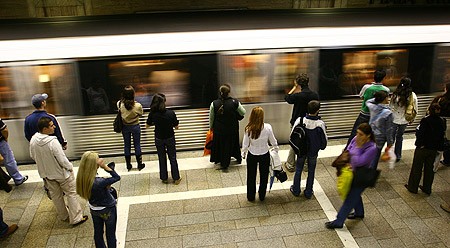 Flăcări la metrou în staţia Izvor