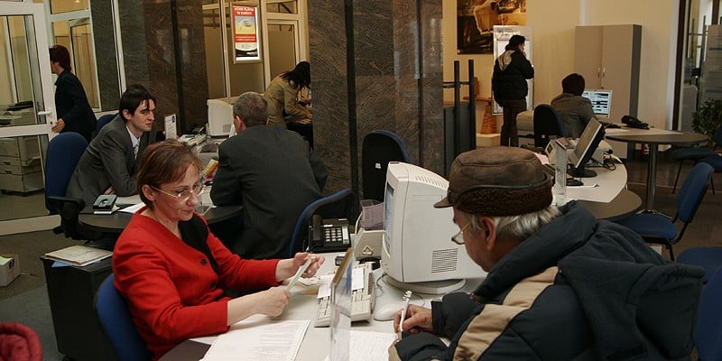 Iepurașul băncilor vine cu oferte la carduri și credite