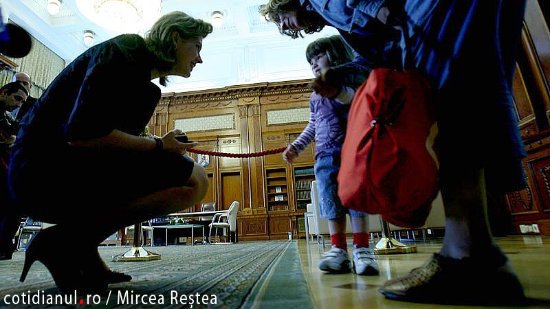 „Porţi deschise” la Parlament de 1 şi 2 mai