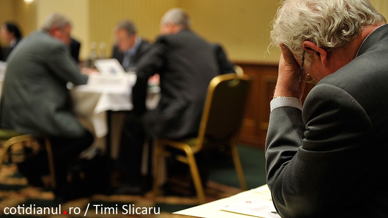 Şapte pensionari, paravan pentru „băieţii deştepţi” din imobiliare