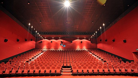 Mini-cinematografele porno vor plăti taxe mai mari