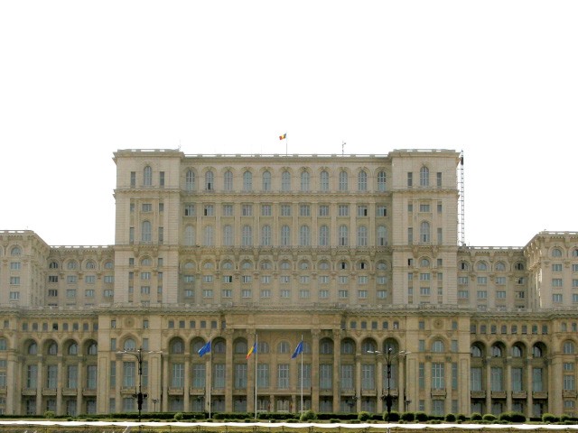 Românii s-au înghesuit să viziteze Casa Poporului (Video)