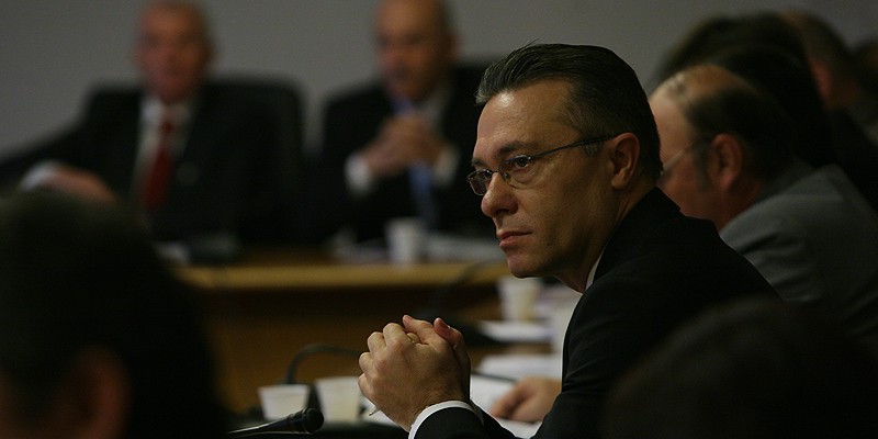 Diaconescu şi Sârbu pleacă din PSD, momiţi cu ministere