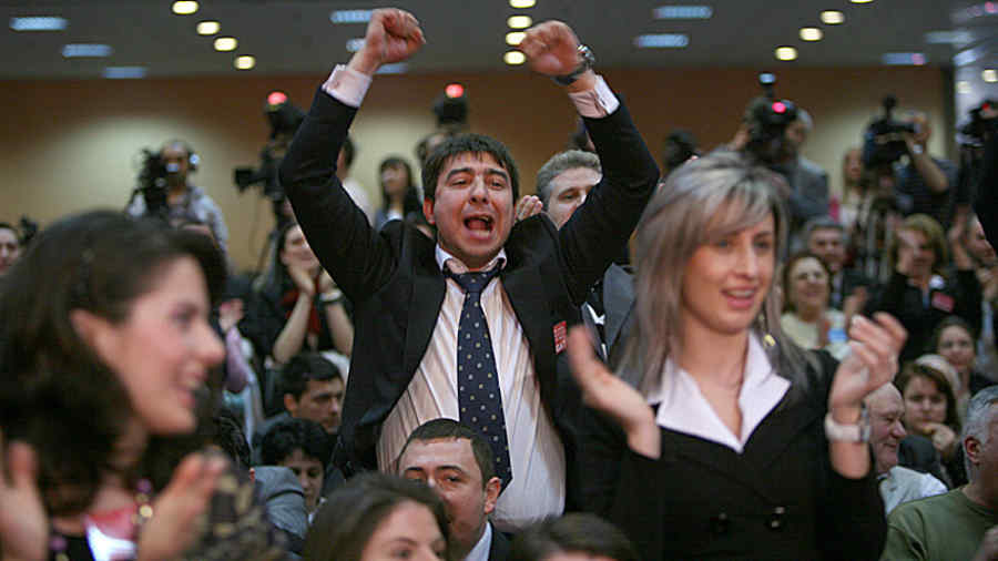 Aplaudacii îşi vor banii de la Vanghelie